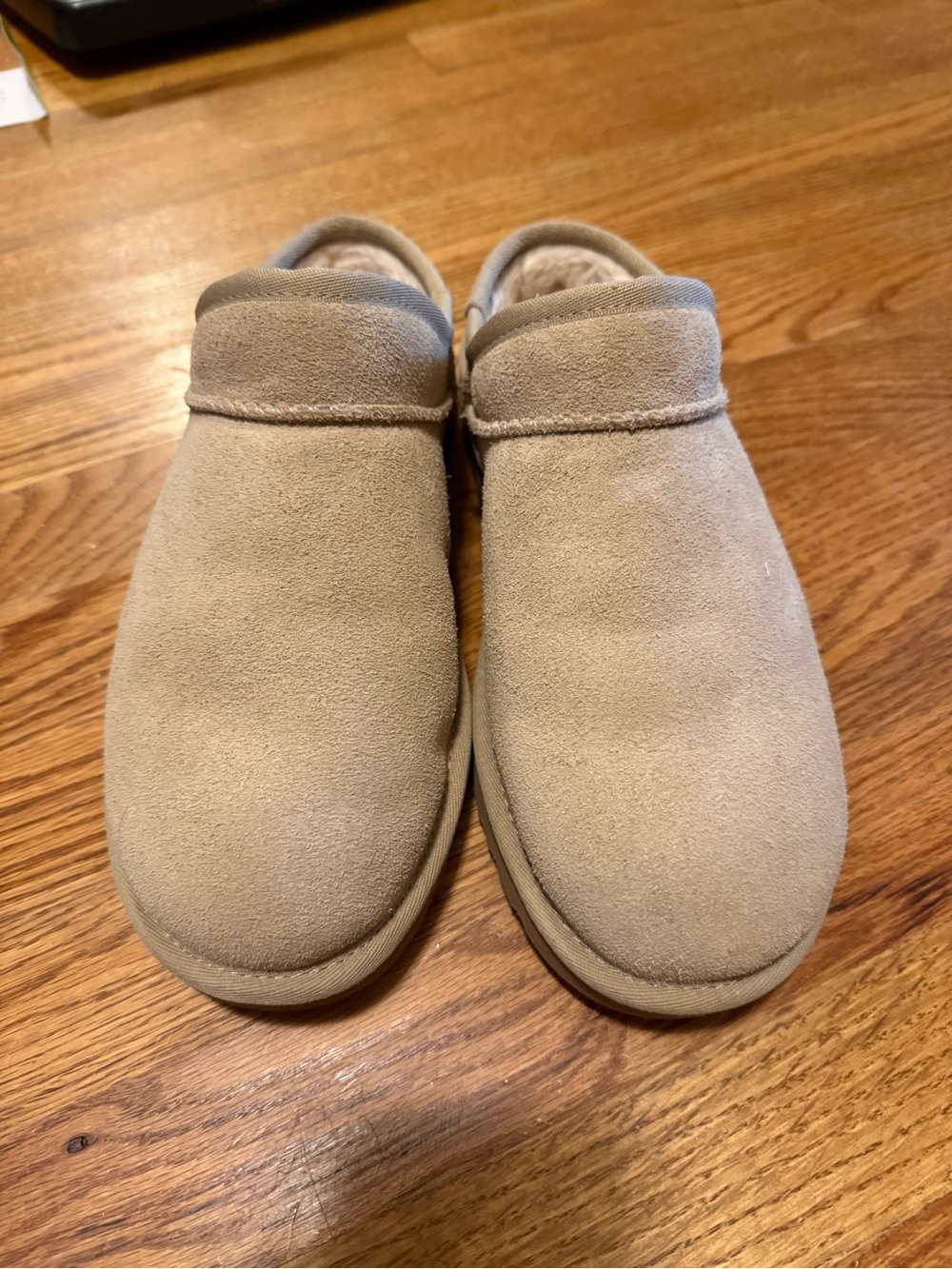 UGG classic slipper - size 8. Sand.